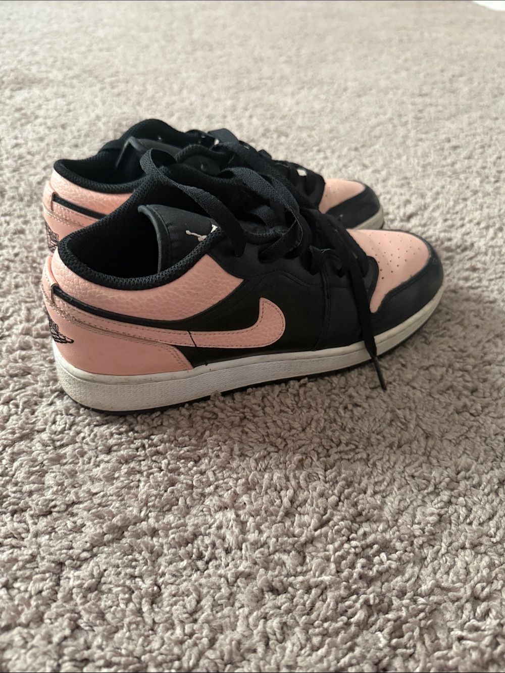 Nike Women's Low-Top Sneakers in Pink and Black